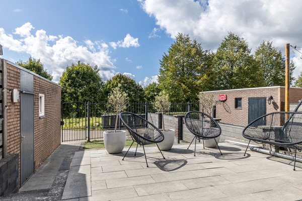 Foto - Verkocht onder voorbehoud: Instapklare ruime tussenwoning uit 1997 met 3 slaapkamers, moderne badkamer, tuin en garage in Heerlen